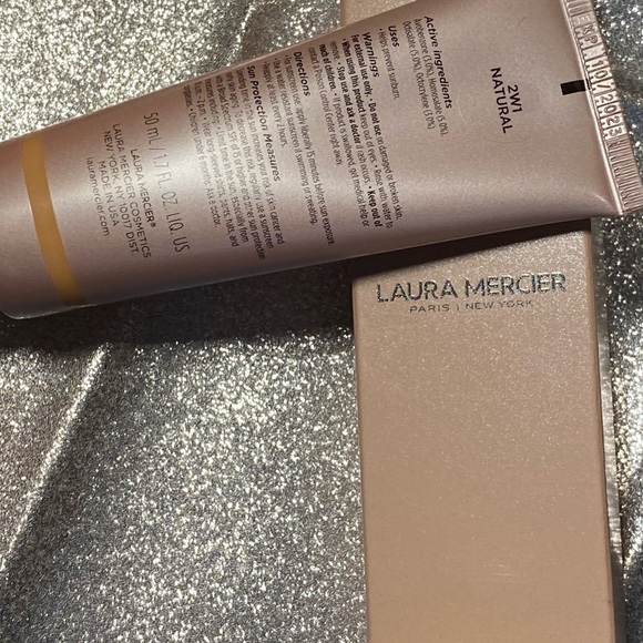Laura Mercier Light Revealer Natural Skin Illuminator Tinted Moisturizer… - Picture 6 of 9